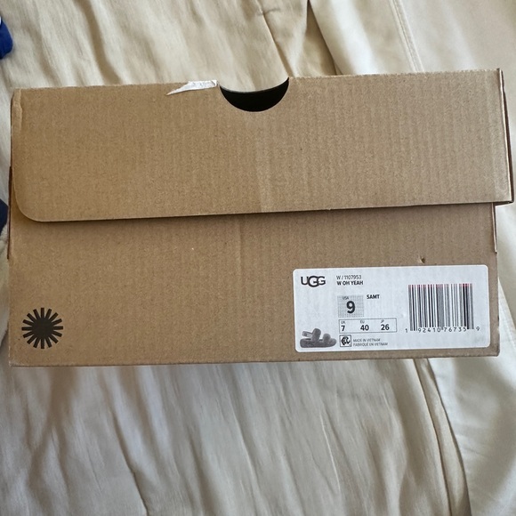 NWOT Never Worn Uggs fuzzy Oh Yeah Sandals Size 9 - Picture 5 of 6